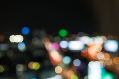 Geceleri çok renkli yumuşak bokeh grubu, bulanık arka planlar, bokeh daireler.