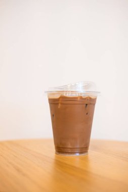 Kahve dükkanındaki ahşap sehpanın üzerinde buzlu kahve.