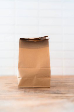 Kahverengi kese kağıdı, yiyecek, öğle yemeği ve atıştırmalıklar için ideal çevre dostu ambalaj..