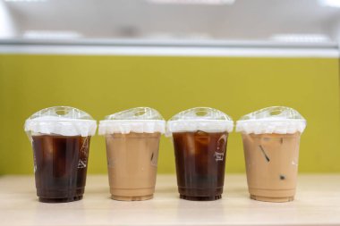 Buzlu Americano ve buzlu latte ile dört buzlu kahve. İnternetten sipariş formu.