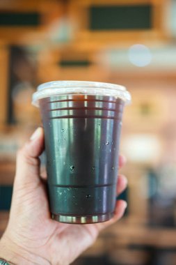 Bir bardak buzlu americano sade kahve.