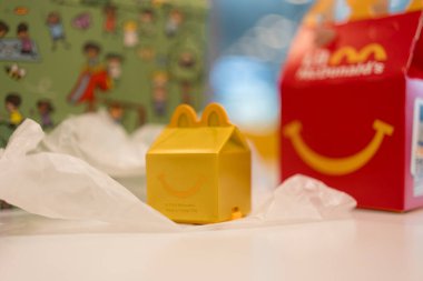 Bangkok, Tayland - 21 Ağustos 2025 McDonald 's Happy Meal 2025 Little McDonald' s 'dan bir oyuncak.