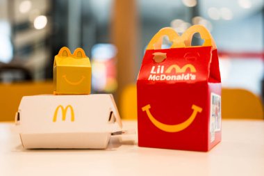 Bangkok, Tayland - 21 Ağustos 2025 McDonald 's Happy Meal 2025 Little McDonald' s 'dan bir oyuncak.