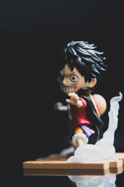 Bangkok, Tayland - 21 Ağustos 2025: Mighty Jaxx 'ten Luff' ın kör kutusu. Vinil Sanat Oyuncağı. Koleksiyon adı Freeny 's Hidden Disectibles: One Piece Wano Arc Edition