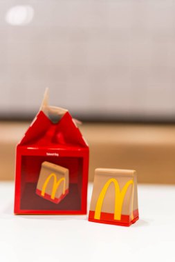 Bangkok, Tayland - 21 Ağustos 2025 Oyuncak adı McDonald 's Happy Meal 2025 Little McDonald' s