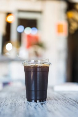 Soğuk kahveyi tazeleyen ya da paket paketinde Americano.