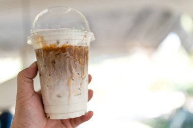 Paket bardakta servis edilen buzlu latte kahve. Lezzetli bir içki. Lezzetli içecek..