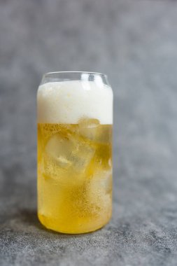 Buzlu ve köpüklü cam birayı kapat.