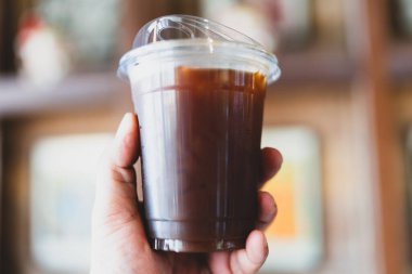 Bir bardak buzlu americano sade kahvesi.