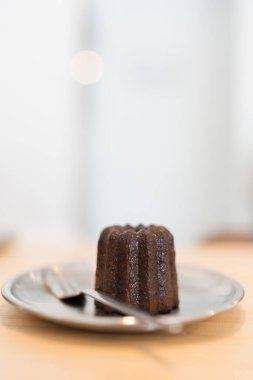 Tek, lezzetli, taze pişmiş, orijinal aromalı kanele. Fransız tatlı kanelleri.