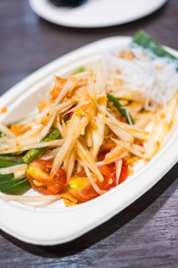 Lezzetli Thai Green Papaya Salata Som Tum. Geleneksel Tayland mutfağı