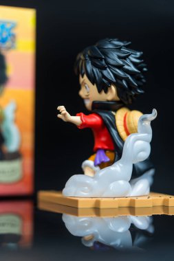 Bangkok, Tayland - 25 Ağustos 2025: Mighty Jaxx 'ten Luff' ın kör kutusu. Vinil Sanat Oyuncağı. Koleksiyon adı Freeny 's Hidden Disectibles: One Piece Wano Arc Edition