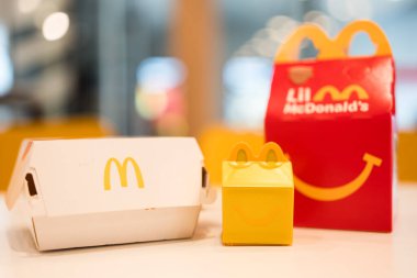 Bangkok, Tayland - 25 Ağustos 2025 McDonald 's Happy Meal 2025 Little McDonald' s 'dan bir oyuncak.