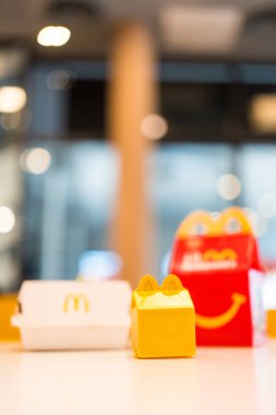 Bangkok, Tayland - 25 Ağustos 2025 McDonald 's Happy Meal 2025 Little McDonald' s 'dan bir oyuncak.