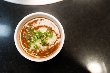 Sukiyaki soslu doğranmış sarımsak ve doğranmış yeşil biber.