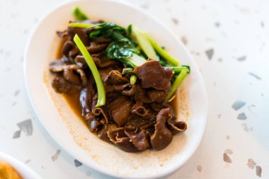 Bir tabak haşlanmış domuz bağırsağı, yemeye hazır.