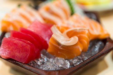 Çiğ somon dilimleri ve buzlu çiğ ton balığı yenmeye hazır. Sağlıklı lezzetli yemekler. Lezzetli gurme yemeği..