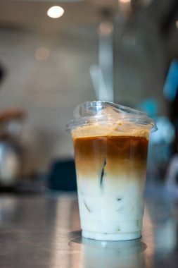 Masada bir bardak buzlu kahve.