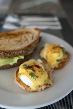 Bir tabak yumurtalı Benedict, yanında da tost. Seçici odak