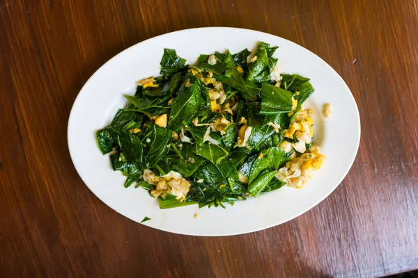 Kızarmış Malindjo yumurtalı ayrılır, bu menü Tayland 'ın güneyinde favoridir.