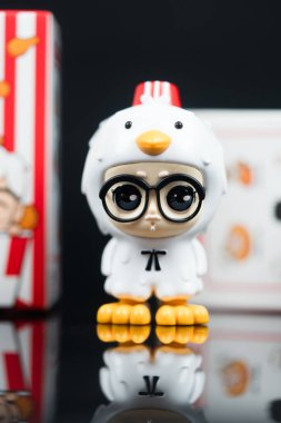 Bangkok, Tayland - 28 Ağustos 2025: KFC Tayland 'dan Coo Coo Sanders adında, sınırlı sayıda üretilmiş kör kutu. Albay Sanders 'ın doğum gününü kutlamak için KFC Bebek Kumu Koleksiyonu