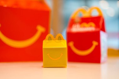 Bangkok, Tayland - 28 Ağustos 2025 McDonald 's Happy Meal 2025 Little McDonald' s 'dan bir oyuncak.