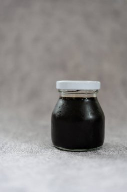 Evde içilmeye hazır küçük bir bardak soğuk kahve. Eve yemek teslimatı konsepti