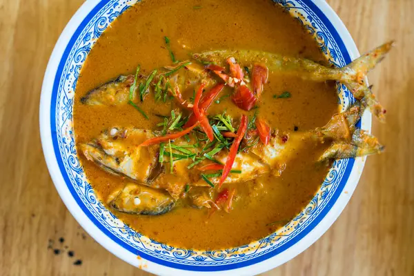 Kırmızı köri soslu uskumru balığı dilimlenmiş kaffir limon yaprağı ve biberli. Taylandlı adı Uskumru Chu Chee..
