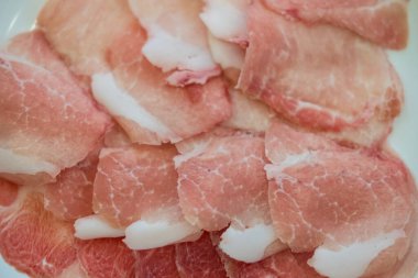 Shabu yemeği için ince dilimlenmiş domuz eti. Üst görünüm