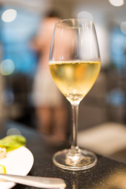 Masada tazeleyen beyaz şarap