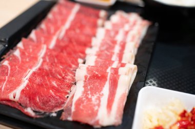 Shabu shabu ya da sukiyaki için taze et ve çiğ domuz eti..