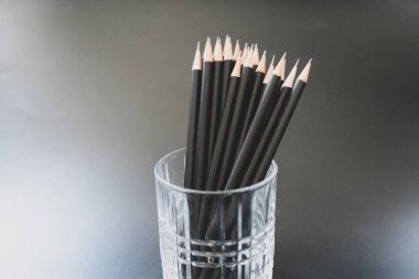 Bir bardak dolusu siyah kalem. Kapat.