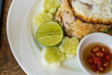 Biberli balık sosu, salatalık dilimi, limonlu kızarmış pirinç yemeği.