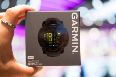 Bangkok, Tayland - 31 Ağustos 2025 Garmin Instinct 3, 50 mm, AMOLED kutusuyla. Paketleri boşaltıyorum. Kömür bandıyla siyah