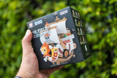 Bangkok, Tayland - 31 Ağustos 2025: Bir kutu POP MART One Parçası Grand Line Serisi Araç Araç Mühürleme Kutusu