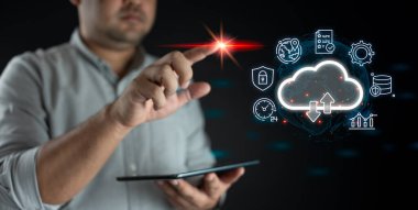 İşadamı veri aktarımı ve indirme uygulaması için sanal bir bulut bilgisayarına dokunuyor. Teknoloji dönüşümü kavramı.