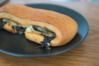 Acı Suisse kahve dükkanında siyah tabakta servis edildi..