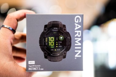 Bangkok, Tayland - 1 Eylül 2025 Garmin Instinct 3, 50mm, AMOLED kutusuyla. Paketleri boşaltıyorum. Kömür bandıyla siyah