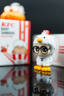 Bangkok, Tayland - 1 Eylül 2025: KFC Thailand 'dan Coo Coo Sanders isimli şirin bir figür, sınırlı sayıda üretilmiş kör kutu. Albay Sanders 'ın doğum gününü kutlamak için KFC Bebek Kumu Koleksiyonu