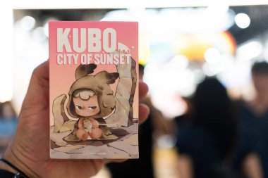 Bangkok, Tayland - 1 Eylül 2025: KUBO 'nun Sunset Serisi Figürleri Kutusu, Tüm üyeler POP MART mağazasının önünde 12 tasarım