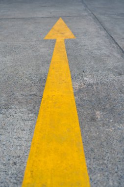 Yoldaki sarı ok sembolü. Yol simgesi