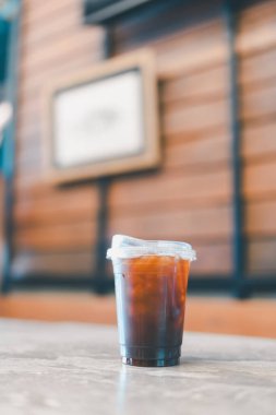 Soğuk, ferahlatıcı, soğuk americano içeceğini temiz plastik bir GISSD ile kapat.