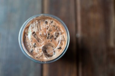 Plastik bardakta kapaklı buzlu çikolata içeceği. Buzlu içecek tazeleniyor