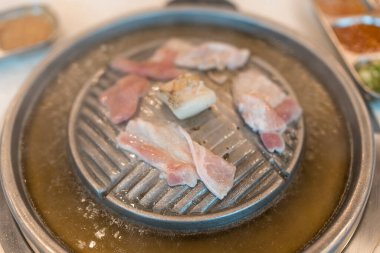 Tayland usulü barbekü ya da Mookata, fırında pişmiş çiğ et. Kapat.