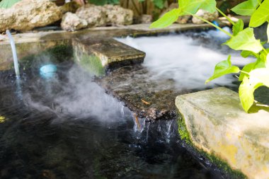 Evde küçük bir şelale akıyor, ev bahçesi.