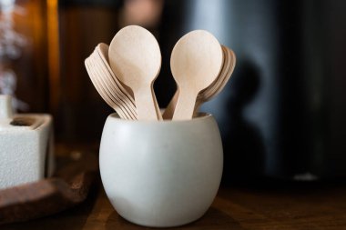 Çevre dostu bambu yeme aletleri. Tek kullanımlık tahta kaşık.