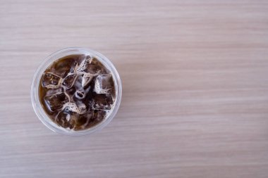 Bir bardak buzlu americano, en iyi manzara.