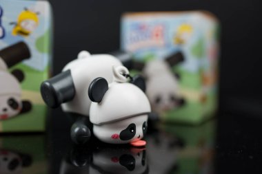 Bangkok, Tayland - 28 Eylül 2025: Dairy Queen Tayland 'dan Kör Kutu Oyuncağı, Hayvan Diyarında Küçük Panda Dansı