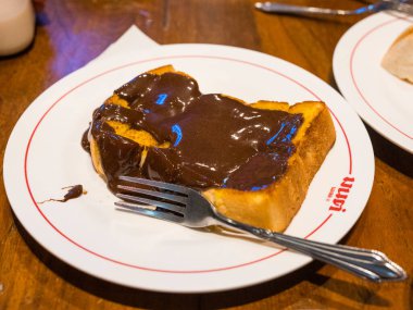 Bangkok, Tayland - 28 Eylül 2025: Mont NomSod tost restoranından tereyağlı ve çikolata soslu ekmek kızartma 1964 'ten beri Bangkok Tayland' da çok iyi