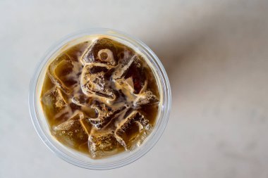 Bardakta buzlu espresso manzarası. Buzdan ve sade kahveden bir ayrıntı göster